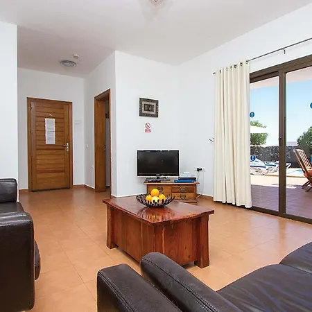 Playa Blanca Sleeps 6 Air Con Wifi Villa